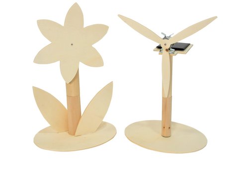 Windrad aus Holz mit Solarzelle