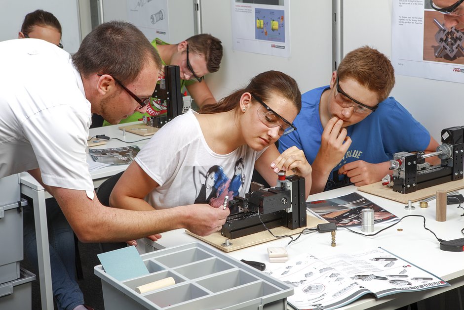 Schüler arbeiten mit UNIMAT Maschinen
