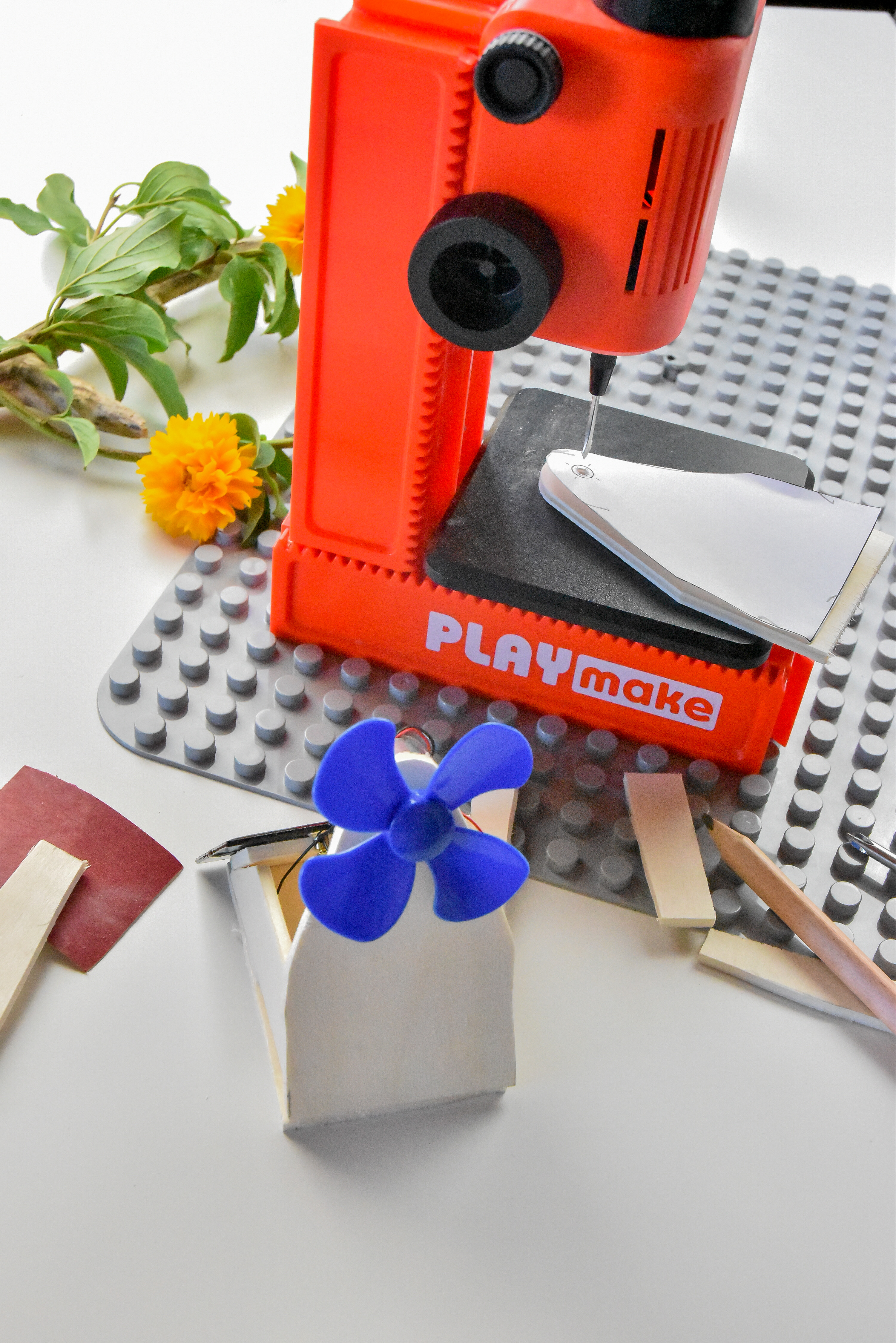 Solar ventilator mit PLAYmake Bohrmaschien im Hintergrund